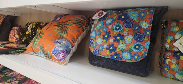 Museus orgânicos mantêm a memória de Uberaba viva São bolsas, carteiras, roupas e acessórios criados com chita