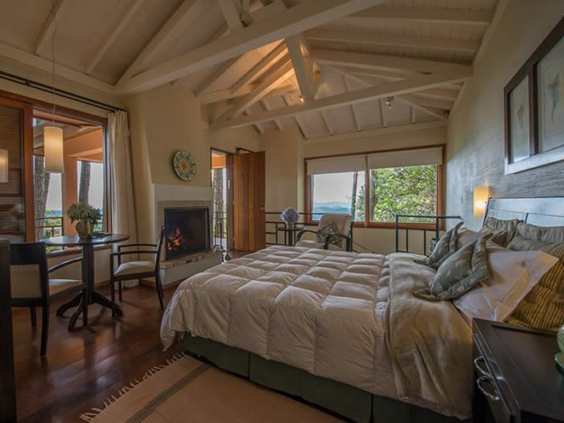 Interior de uma das acomodações Kuriuwa Hotel, em Monte Verde (MG)