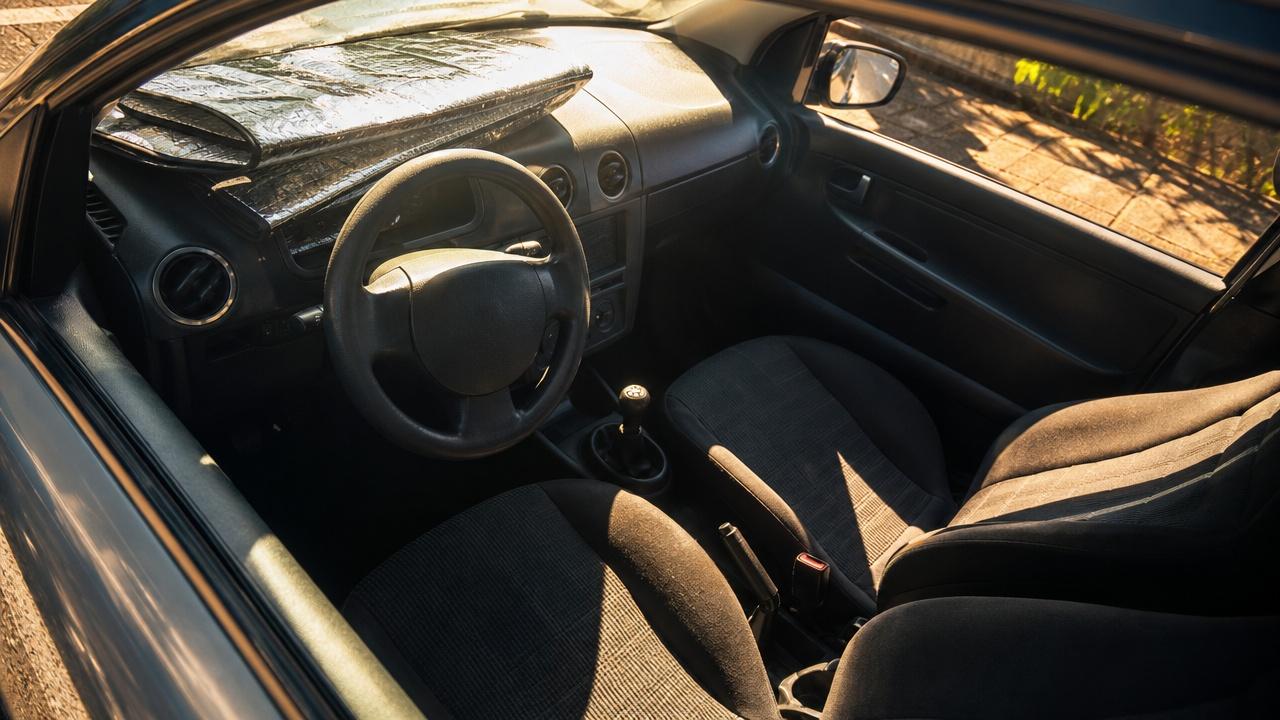 Painel, volante e bancos acumulam calor intenso sob sol direto.