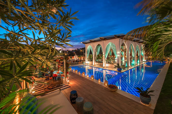 O Pedra da Laguna Hotel Boutique & Spa fica a apenas 150 metros da Praia da Ferradura