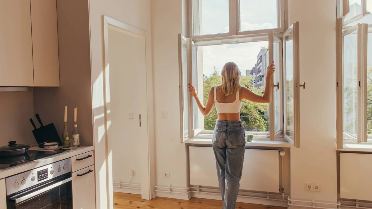 Aprenda como fazer o house burping corretamente e descubra os benefícios de ventilar a casa para reduzir mofo e odores.