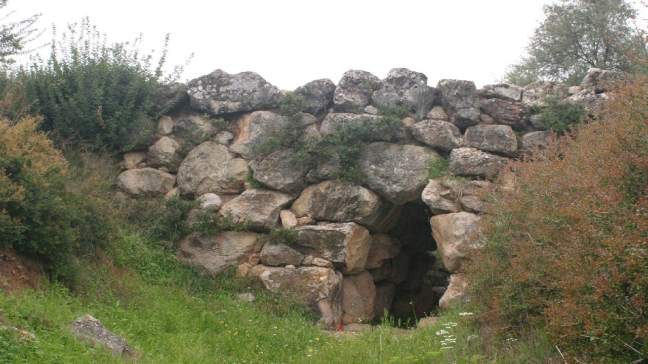 A Ponte Arkadiko está localizada na península do Peloponeso, na Grécia, próxima à estrada que liga os importantes sítios arqueológicos de Tirinto e Micenas