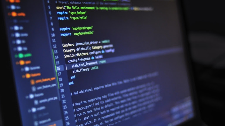 Iniciativa reúne quatro cursos gratuitos em áreas de alta demanda em tech